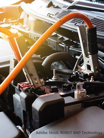 Autobatterie in der Garage laden