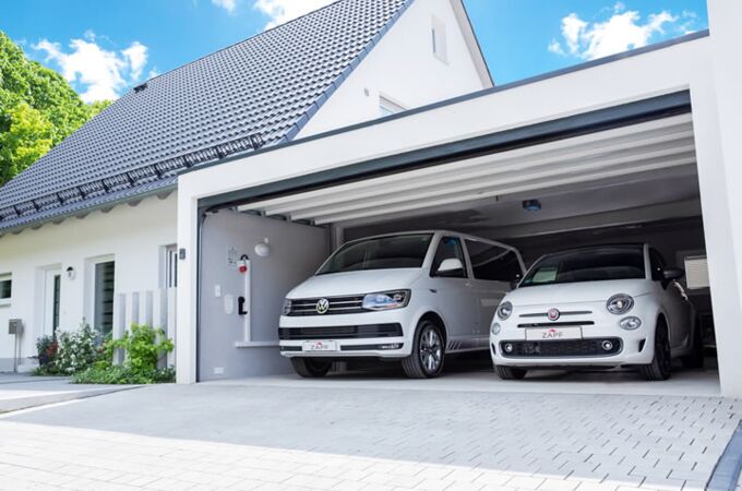 Fertiggarage mit Platz für zwei Autos bei einem Garagentor