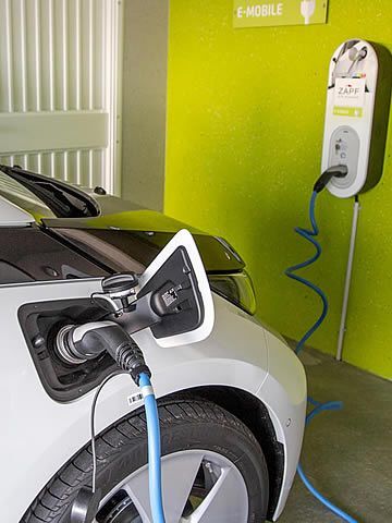Elektroauto in der Fertiggarage laden