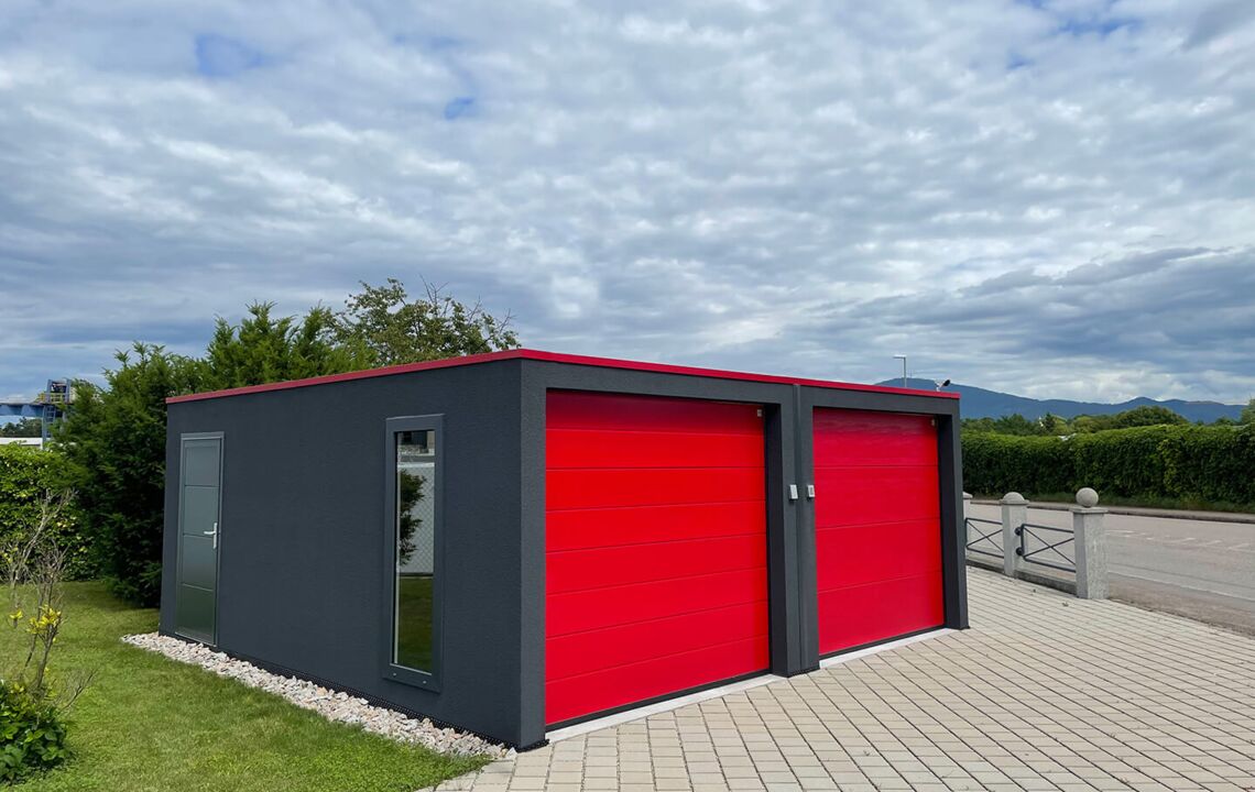 Doppelgarage mit Sektionaltor in anthrazit