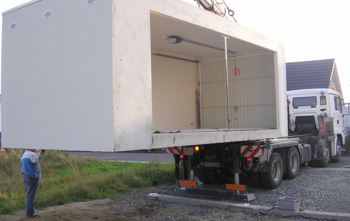 Eine ZAPF Betonfertiggarage wird mit einem KTM gehoben und aufgestellt