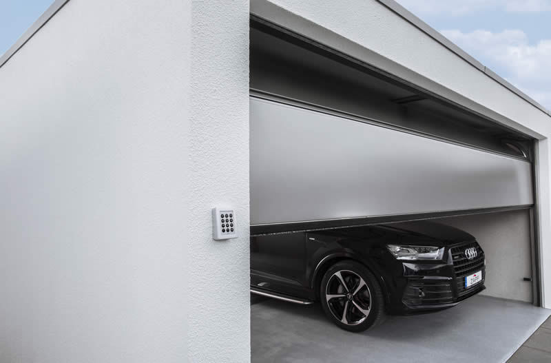Platz in und vor der Garage: Sektionaltor