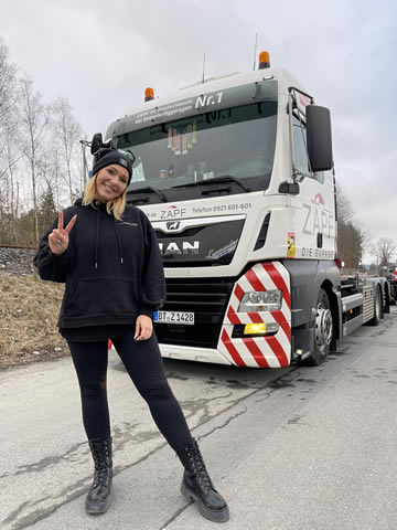Truckerbabe Sabrina unterwegs für ZAPF Garagen