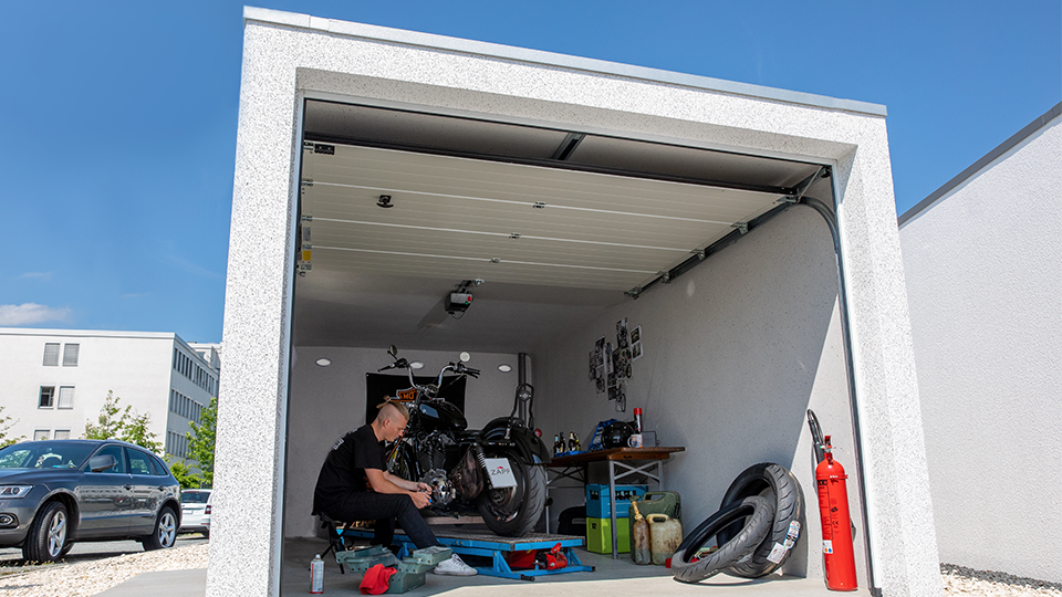Betonfertiggarage als Hobbywerkstatt – Motorradreparatur und Stauraum clever genutzt