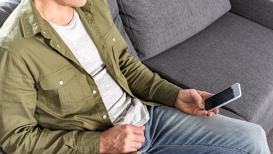 Garageninfos bequem am Smartphone lesen – Mann bei mobiler Recherche