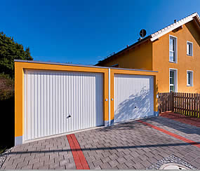 Gelbe Doppelgaragen - passend zum Haus