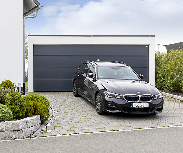 Zwei Autos passen bequem in die Großraumgarage