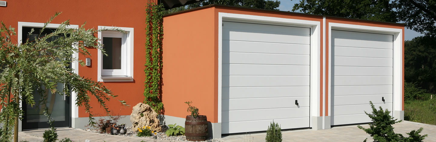 Doppelgarage in orange - passend zur Hausfarbe