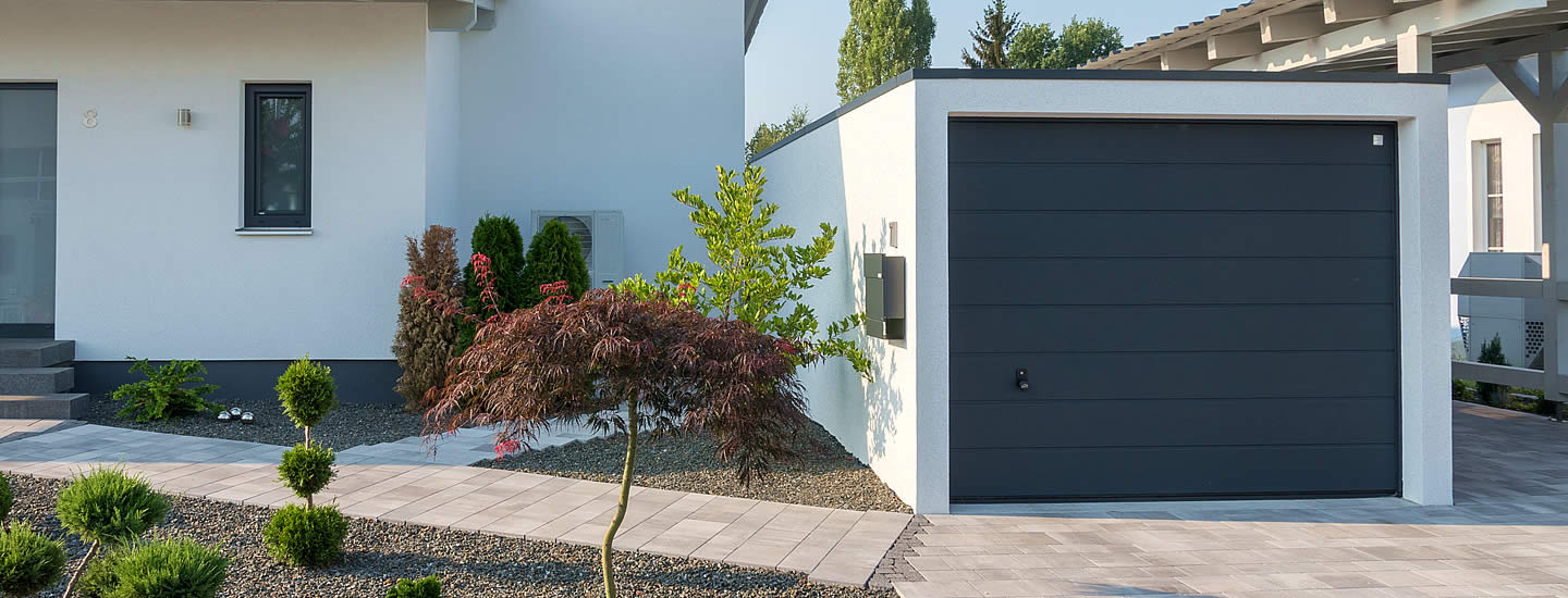 Garage aus Beton mit Sektionaltor