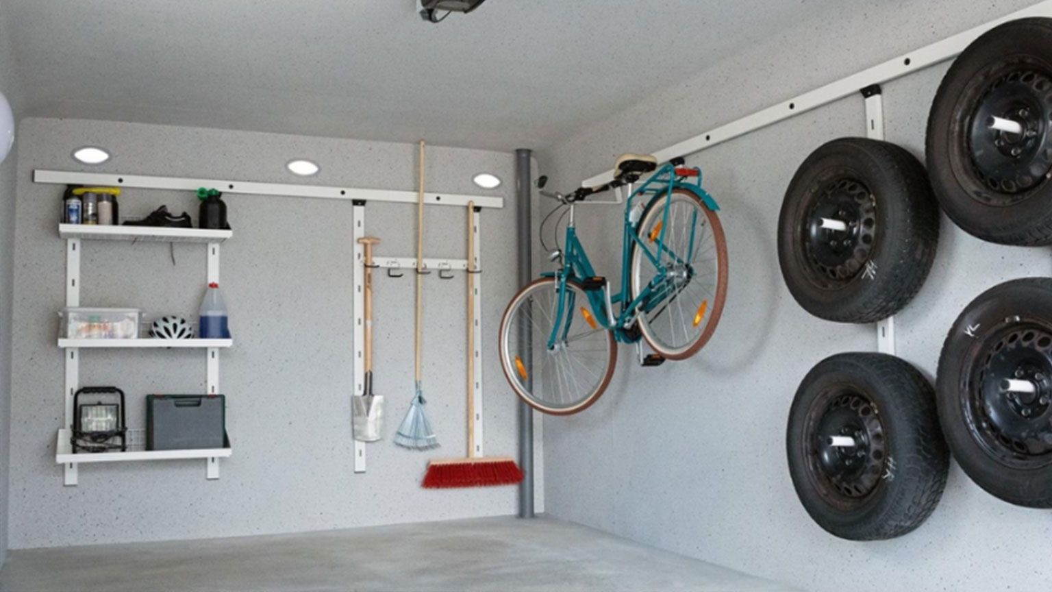Organisierte ZAPF Garage mit hängendem Fahrrad, Reifenhalterung und Regalsystem.