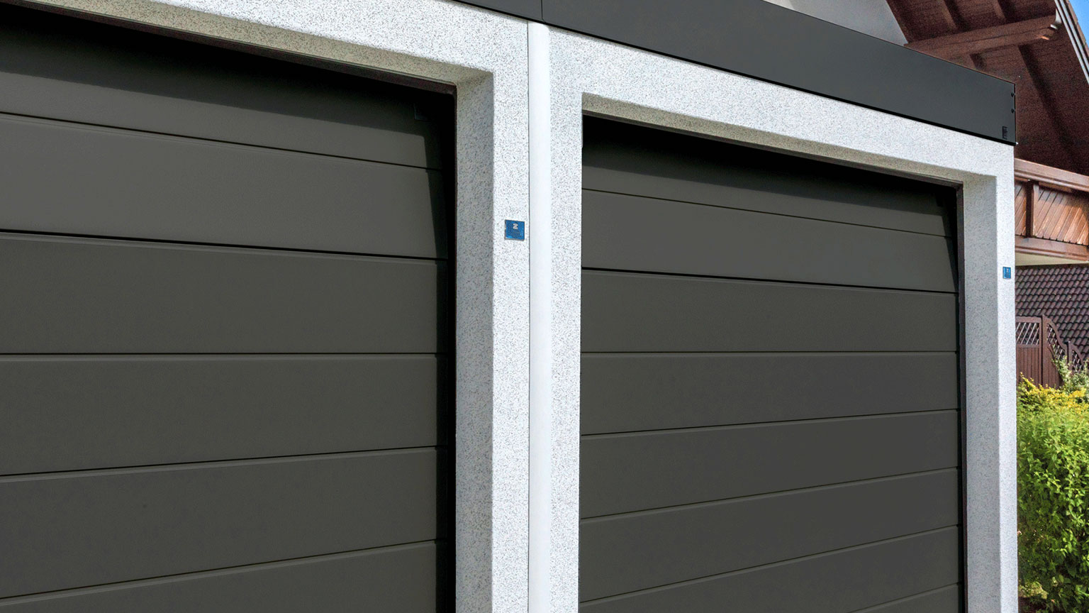 Nahaufnahme zweier nebeneinanderliegender Garagentore mit horizontalen Paneelen in Anthrazit – modernes Garagendesign