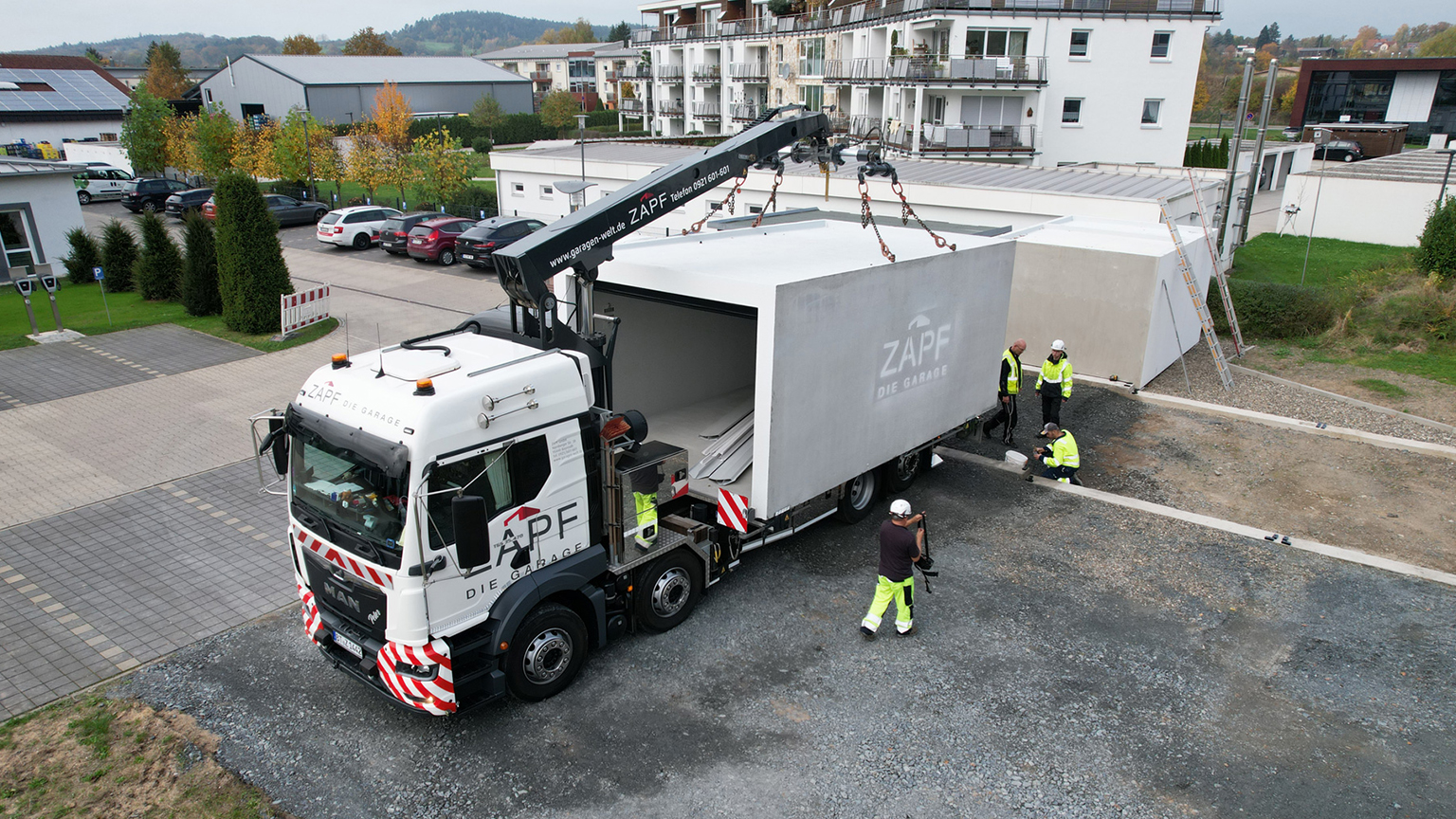 Anlieferung einer Fertiggarage mit ZAPF KTM und Kran auf einer Baustelle