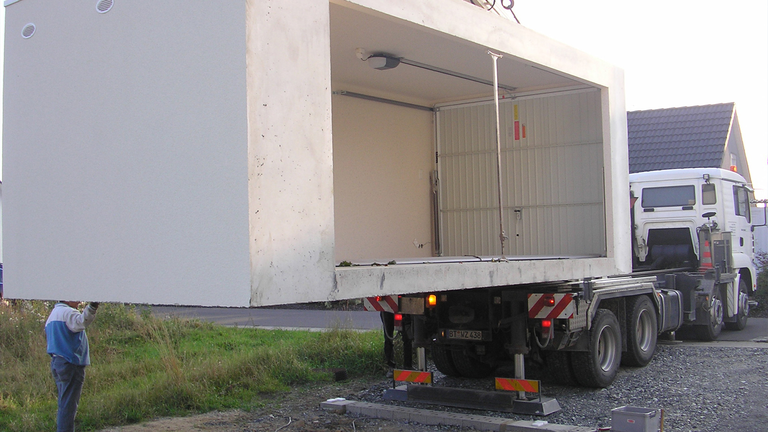 zapf_blog_beitragstitel_burj_khalifa2 Fertiggarage auf LKW kurz vor dem Abladen mit Blick auf das geöffnete Garagentor