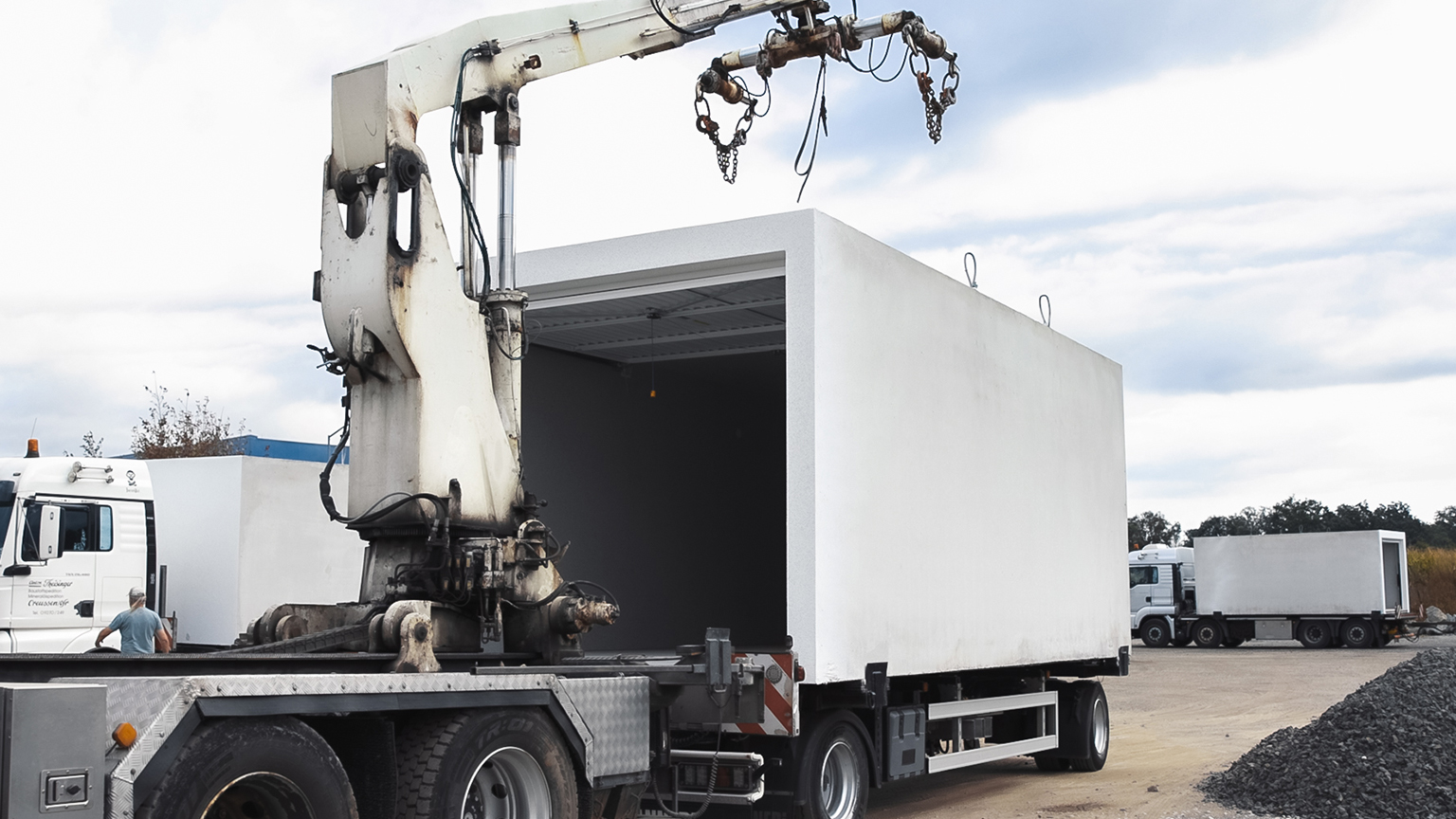 Fertiggarage wird mit Kran auf LKW verladen – Transport und Logistik im Garagenbau.