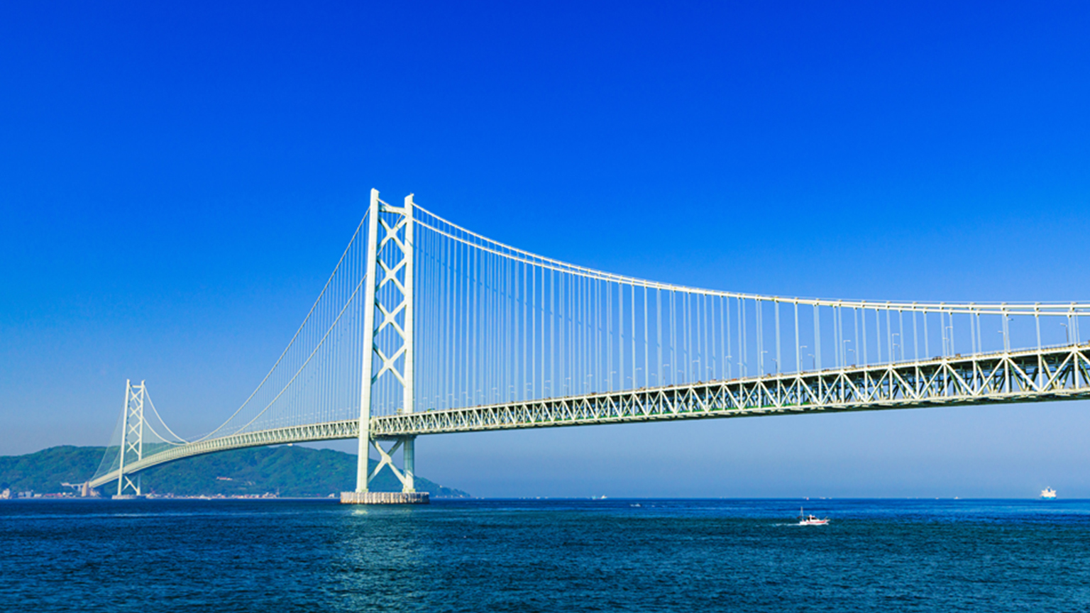 Panoramablick auf die Akashi-Kaikyō-Brücke mit tiefblauem Meer und Himmel