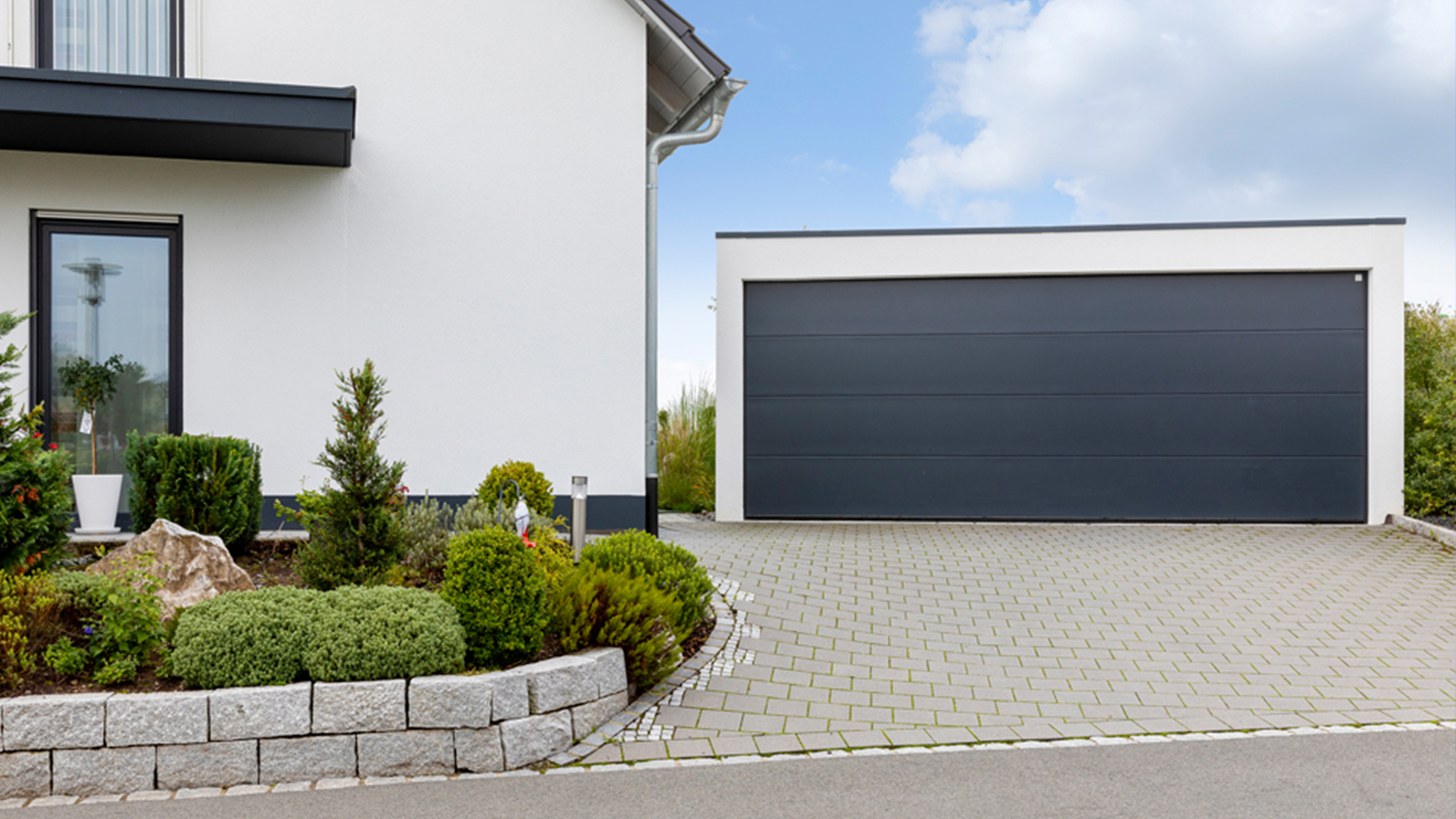Modernes Wohnhaus mit angrenzender ZAPF Fertiggarage und gepflegtem Vorgarten