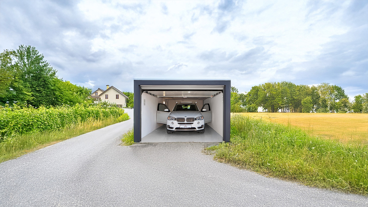 Breite Fertiggarage mit offenem Tor und komfortablem Innenraum – zeigt mehr Platz im Vergleich zur gemauerten Garage