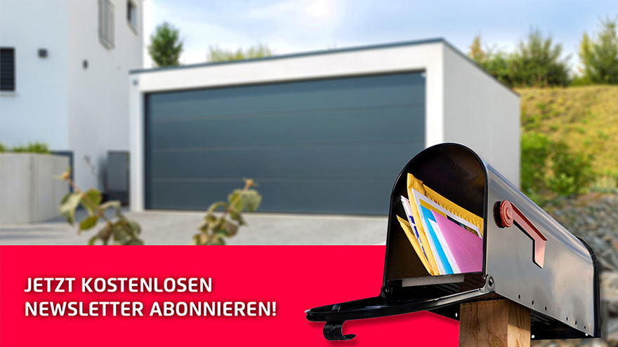 riefkasten mit farbiger Post vor einer modernen Garage mit geschlossenem Tor und dem Text „Jetzt kostenlosen Newsletter abonnieren!“