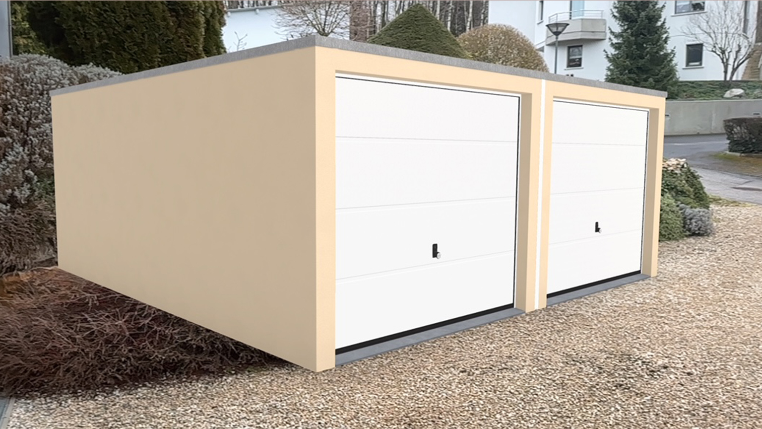 Freistehende Doppelgarage in hellem Beige mit zwei weißen Schwingtoren auf Kiesfläche.