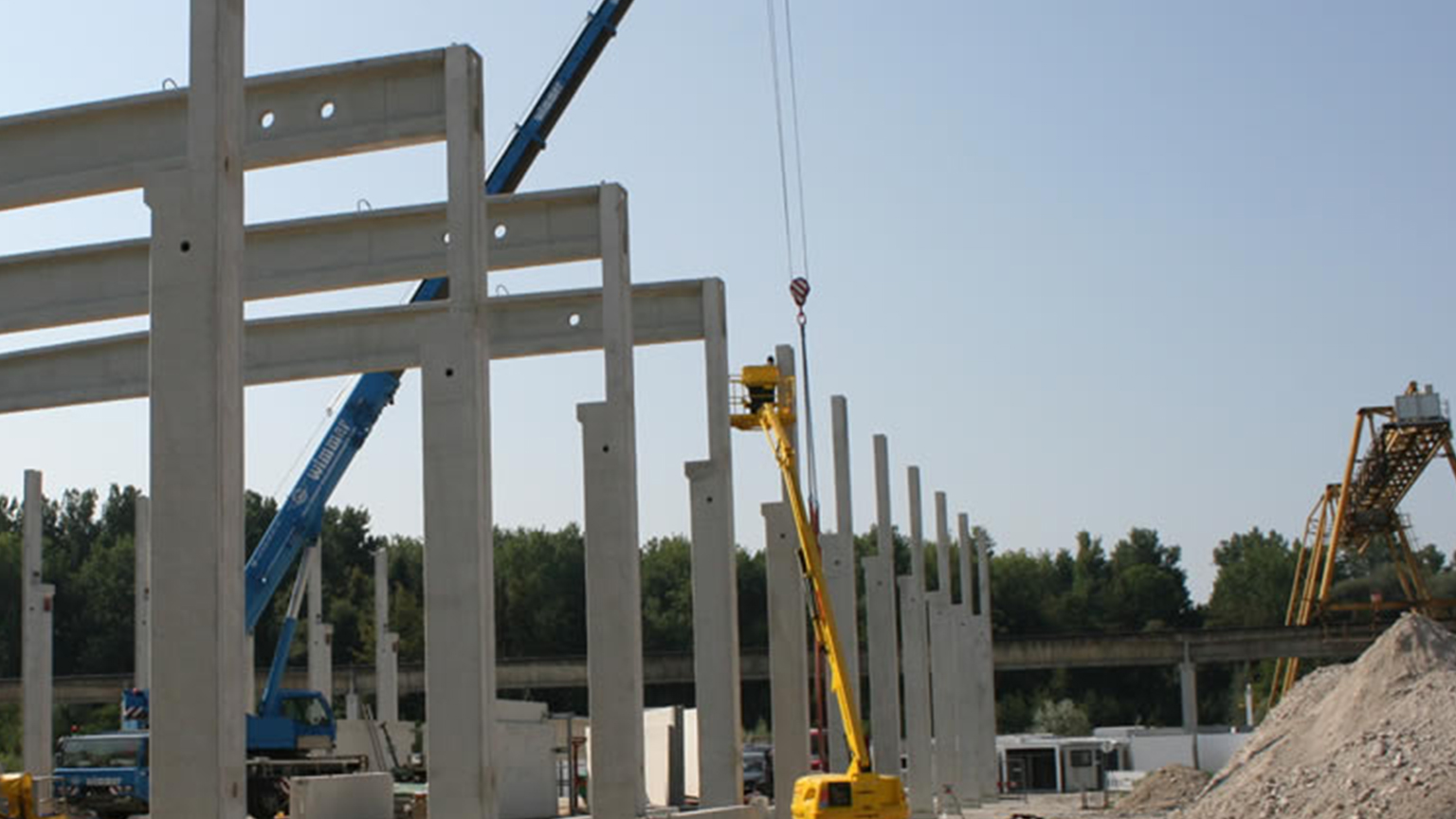 Baustelle mit Kran und Betonstützen bei der Errichtung einer Industriehalle auf dem ZAPF Gelände.