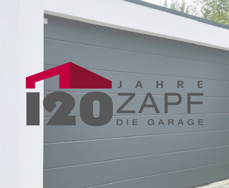 Jubiläumslogo „120 Jahre ZAPF – Die Garage“ vor moderner Garage mit grauem Sektionaltor.
