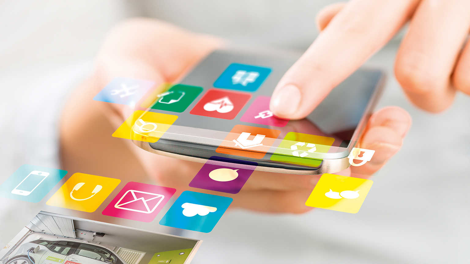 zapf_blog_beitragstitel_digitalisierung Hand bedient Smartphone mit bunten App-Symbolen, symbolisiert smarte Steuerung.