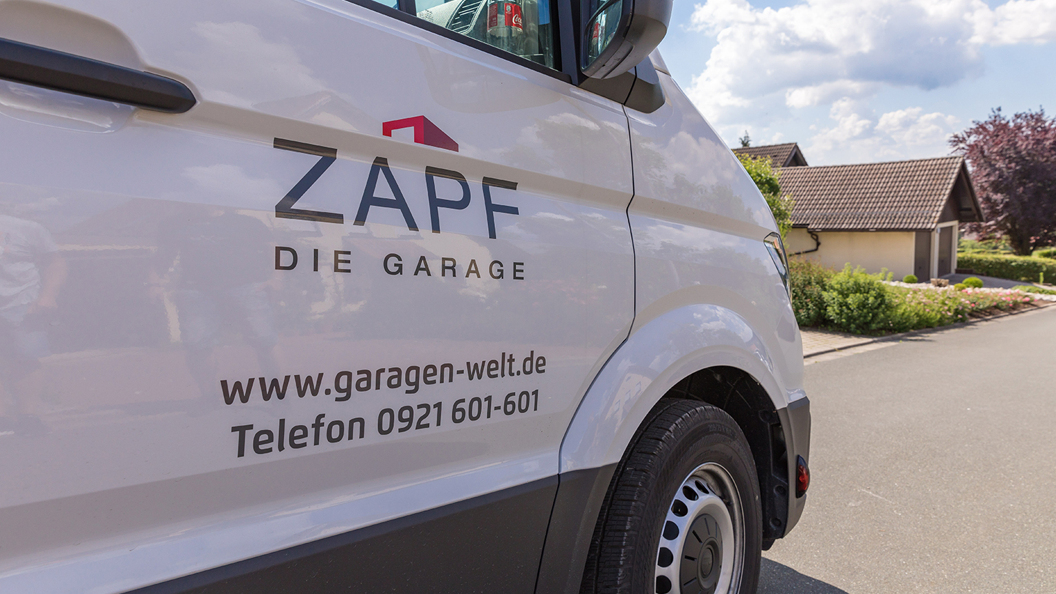 zapf_blog_beitragstitel_trockene Nahaufnahme eines Firmenwagens mit der Aufschrift „ZAPF Die Garage“ und Kontaktdaten.