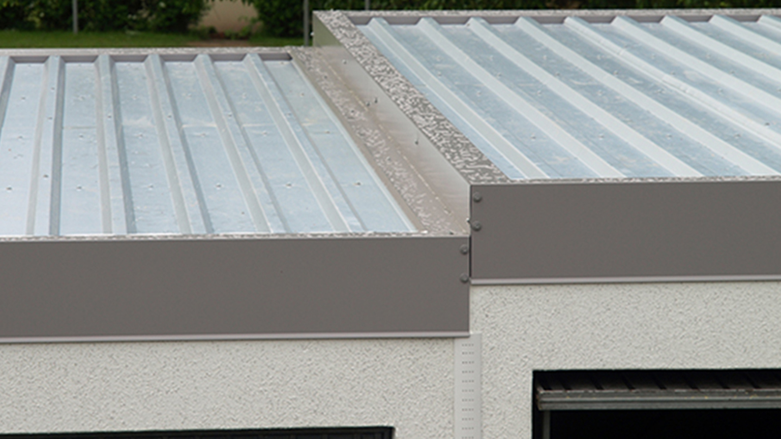 Detailaufnahme eines wetterfesten Flachdachs einer ZAPF-Fertiggarage mit Metallabdeckung
