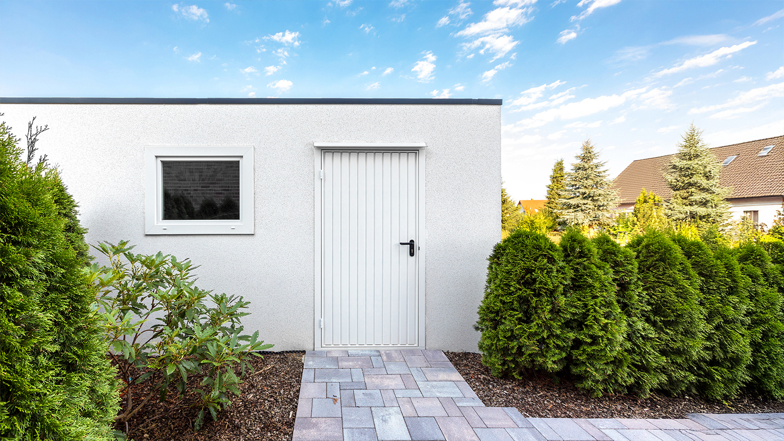 Fertiggarage mit Anbau, Tür und Fenster