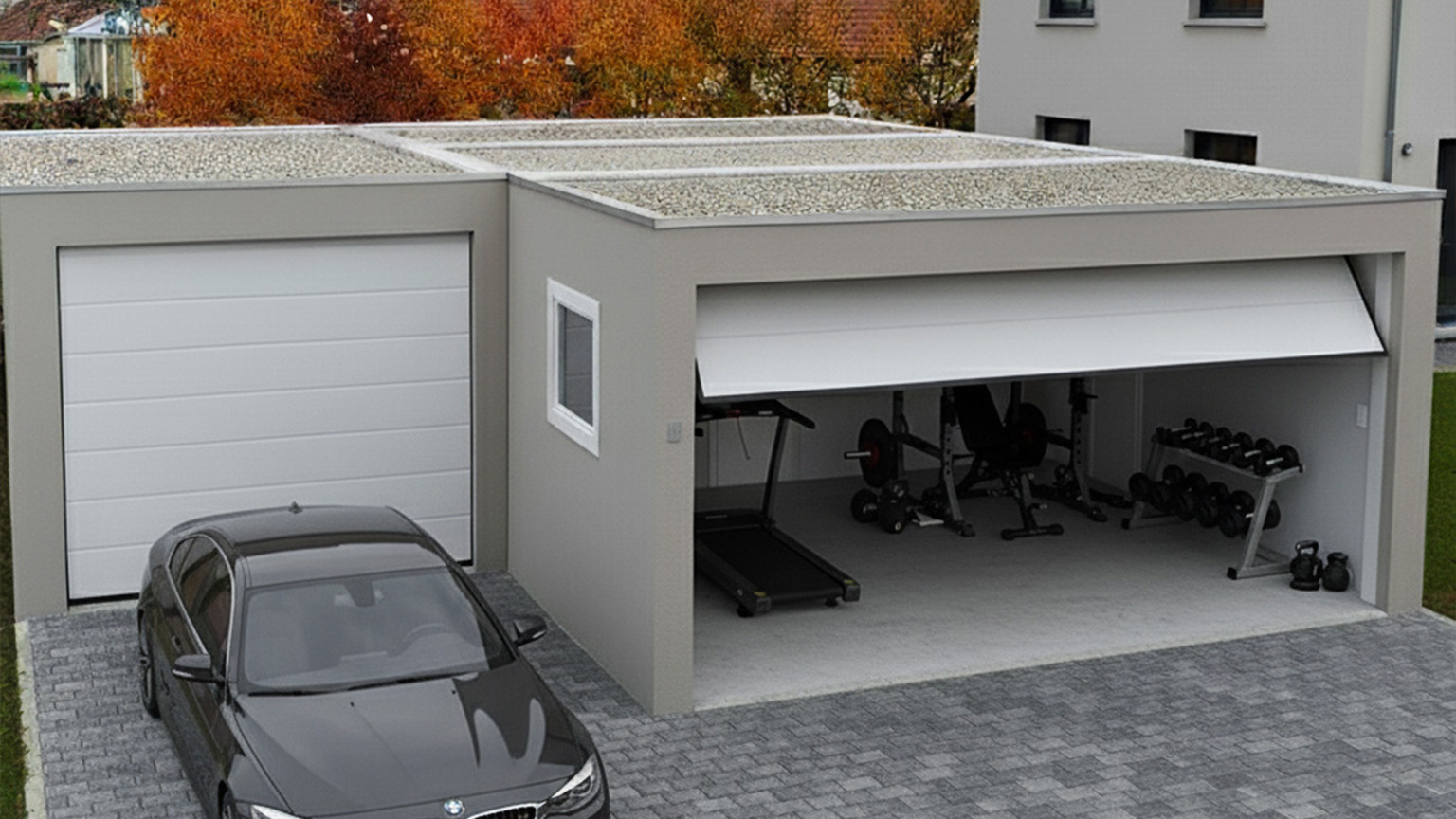 Großraumgarage von ZAPF mit geöffnetem Sektionaltor, eingerichtet als privates Gym mit Hantelbank, Hanteln und Laufband. Im Vordergrund steht ein Auto auf einer gepflasterten Einfahrt, im Hintergrund herbstliche Bäume und ein Wohnhaus.