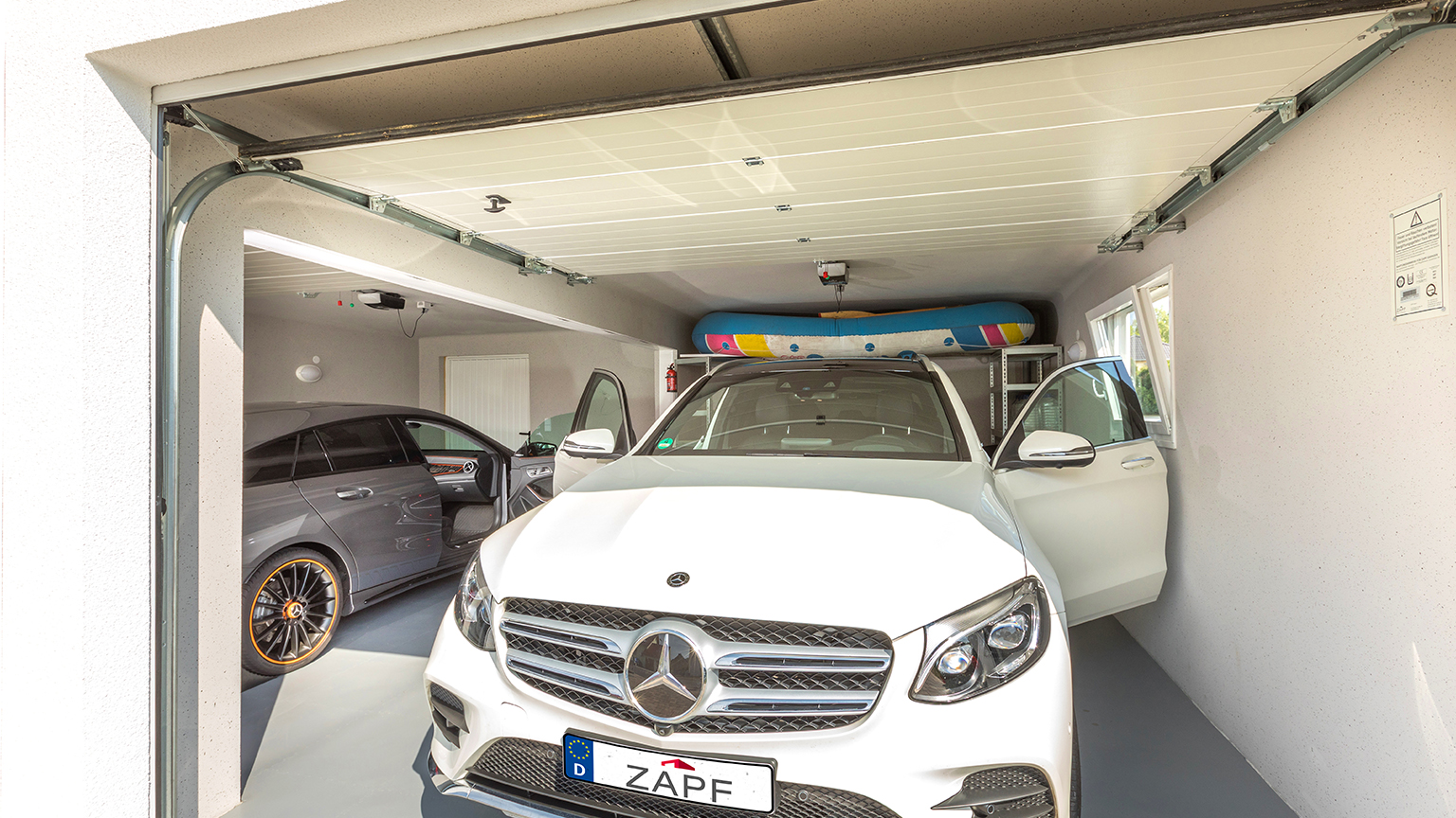 Breigarage mit zwei Toren und zwei Autos