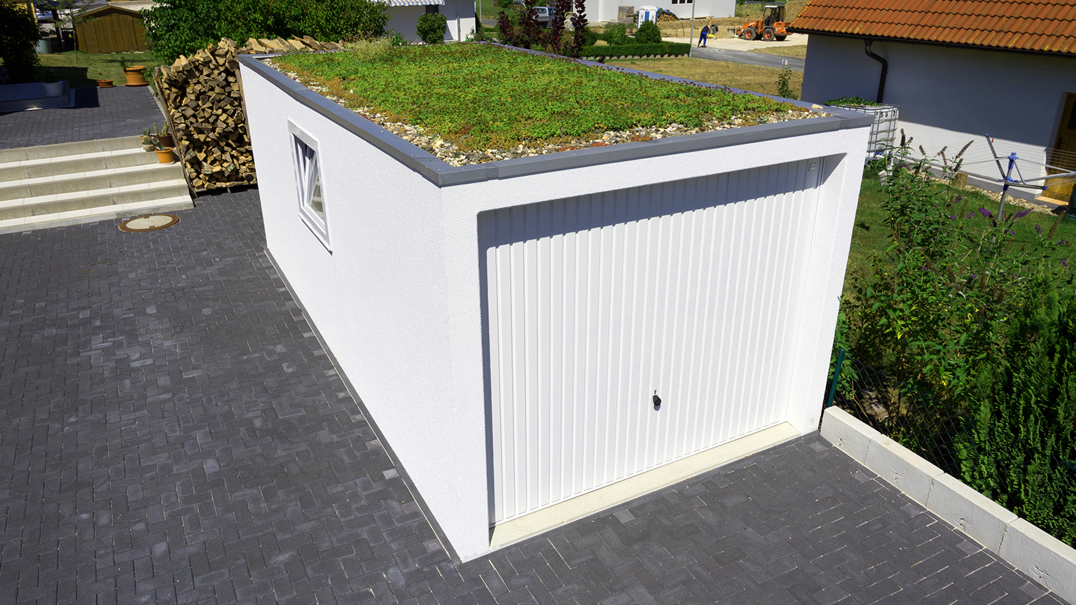 Betonfertiggarage mit begrünter Dachfläche – nachhaltige Garagenlösung von ZAPF mit ökologischer Dachbegrünung zur Verbesserung des Mikroklimas und Regenwasserrückhaltung.