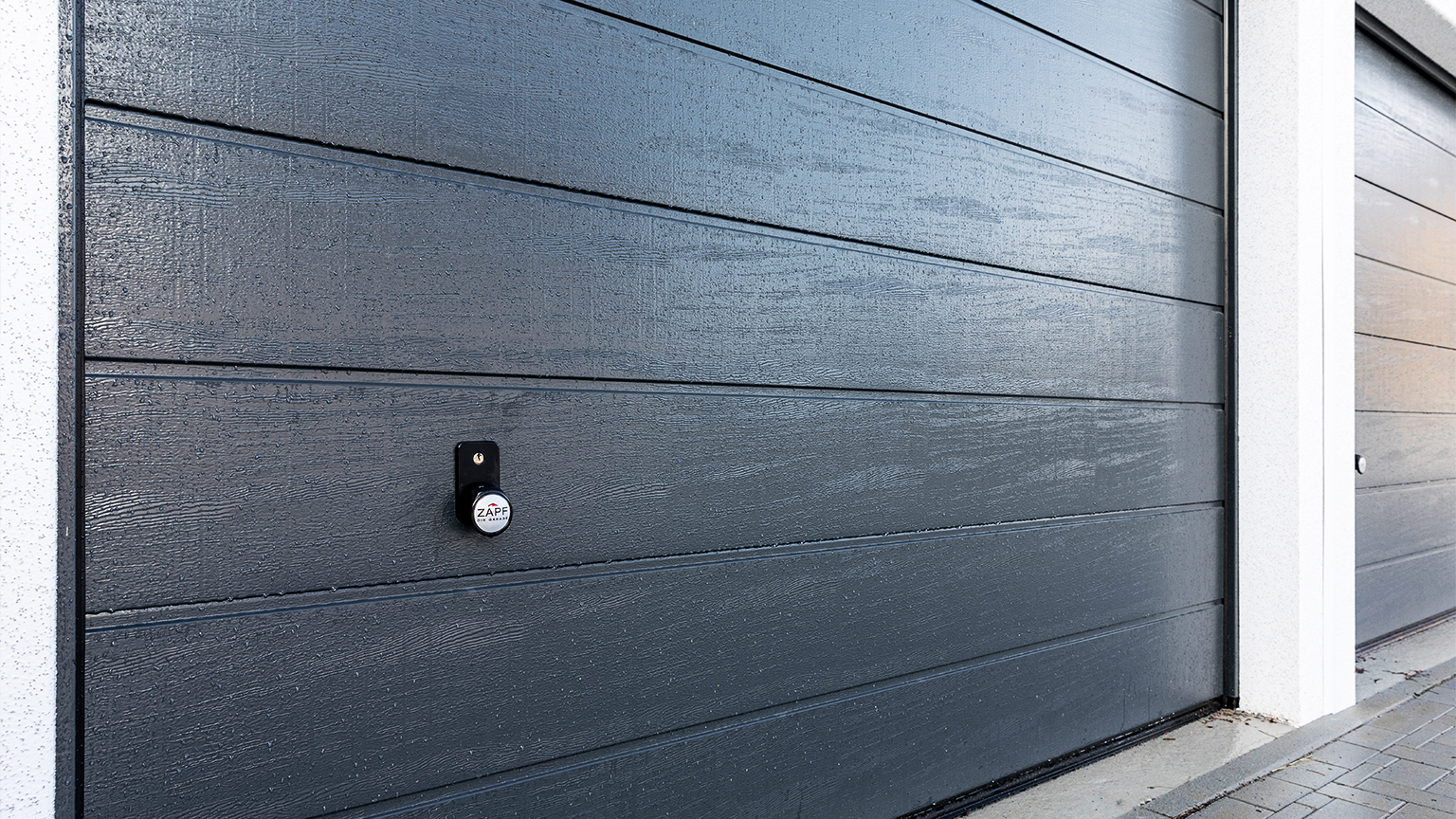 zapf_blog_beitragstitel_garagentor_schwingtor Doppelgarage mit zwei Toren im Vergleich. Sektionaltor und Schwingtor. Die beste Auswahl für ZAPF.