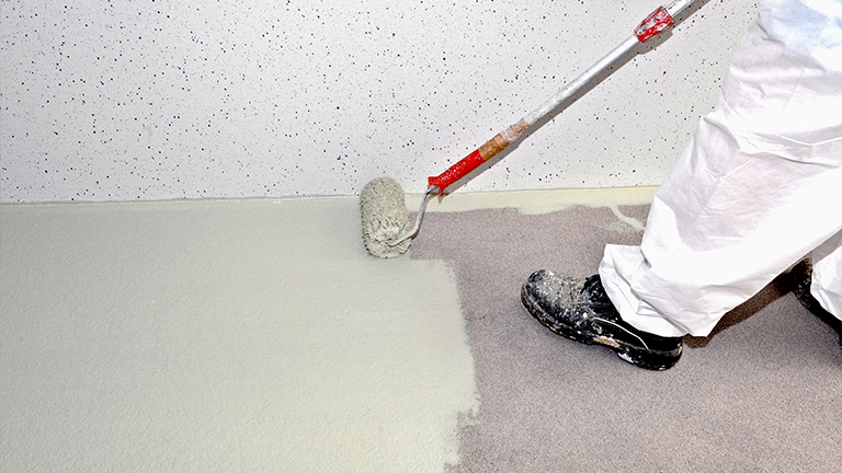 Ein ZAPF MItarbeiter saniert den Garagenboden.