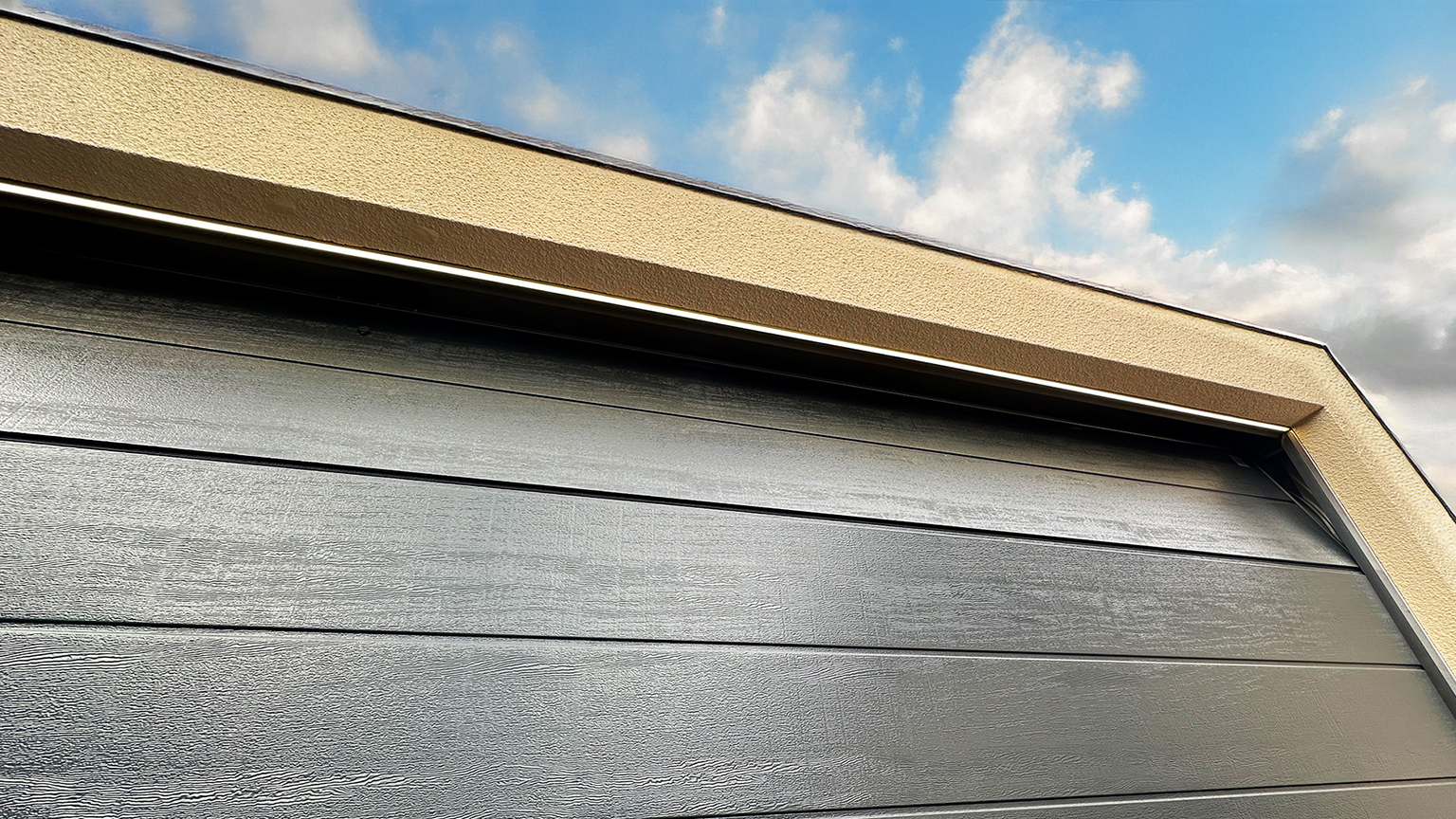 zapf_blog_beitragstitel_garagentor Detailansicht eines Garagentors mit montiertem ZAPF-Zylinderschloss an einer grauen Torfläche.