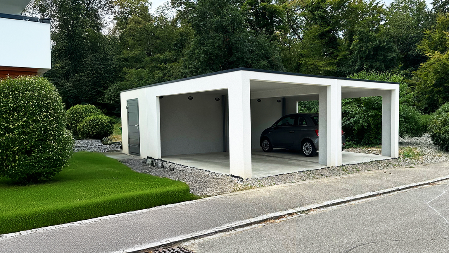 Carport mit Flachdach in grüner Umgebung Offene Betonfertiggarage Carport mit zwei Stellplätzen, Flachdach und seitlicher Tür, ein Fahrzeug in einem Stellplatz, umgeben von Garten und Bäumen, ZAPF Garagen