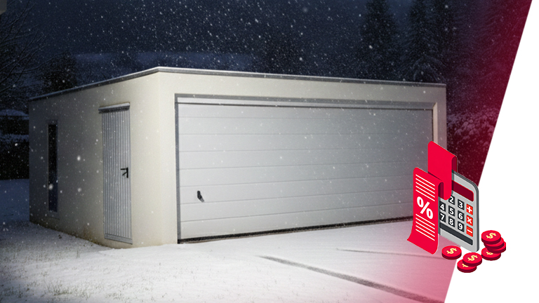 Moderne Betonfertiggarage mit Flachdach im winterlichen Umfeld, frontseitig ausgestattet mit einem breiten, hellen Sektionaltor und seitlich mit einer schmalen Nebentür aus Metall. Die Fertiggarage steht frei im Schnee, vor dunklem Hintergrund mit fallenden Schneeflocken; rechts im Bild ein grafisches Preiselement mit Prozentzeichen und Taschenrechner als Symbol für Kosten und Ersparnis, von ZAPF Garagen.