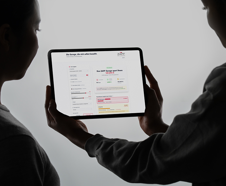 Zwei Personen nutzen ZAPF Sparrechner auf Tablet zur Planung einer Fertiggarage