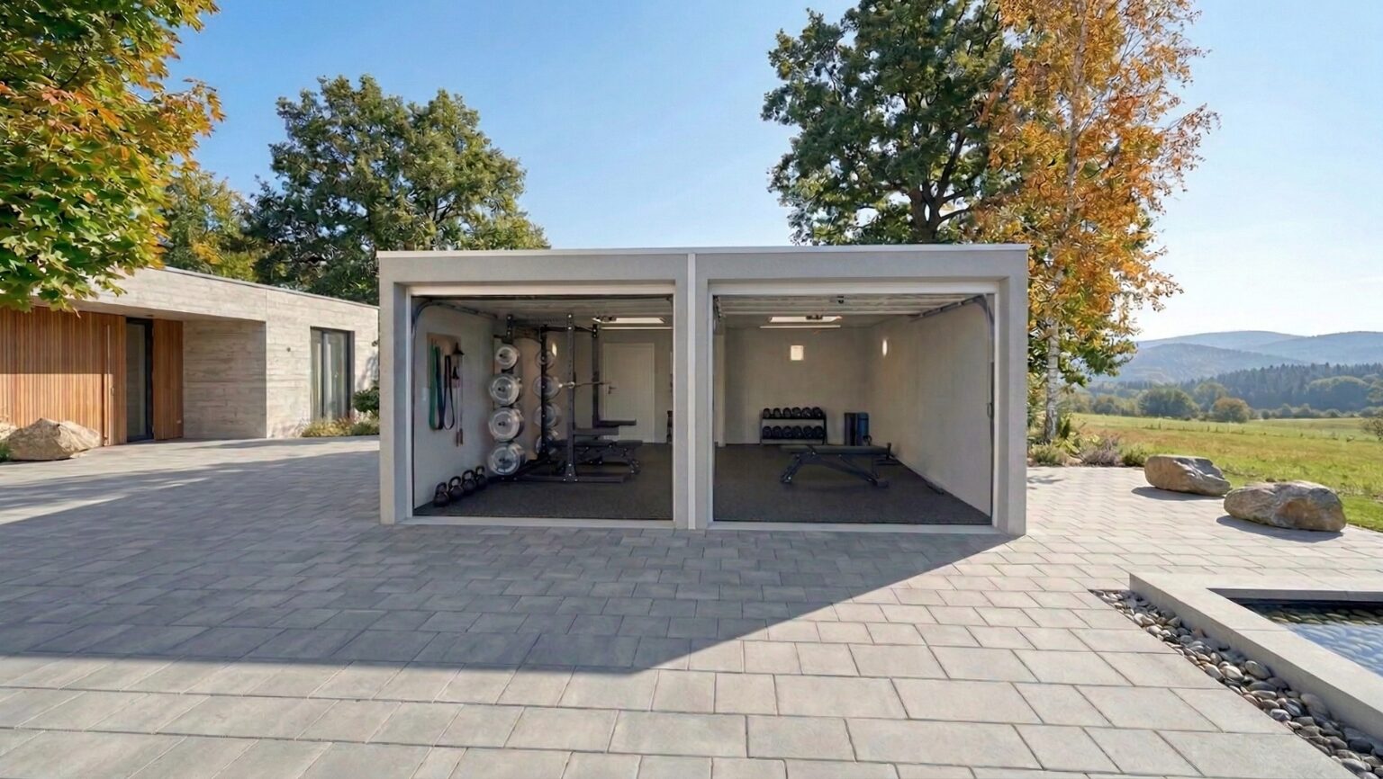 Doppelgarage als Home Gym mit moderner Umgebung Eine moderne Doppelgarage wurde in ein hochwertiges Home Gym umgebaut. Der Fitnessraum ist klar strukturiert und bietet Platz für Krafttraining mit Power Rack, Hanteln und Trainingsbank in ruhiger, naturnaher Umgebung.