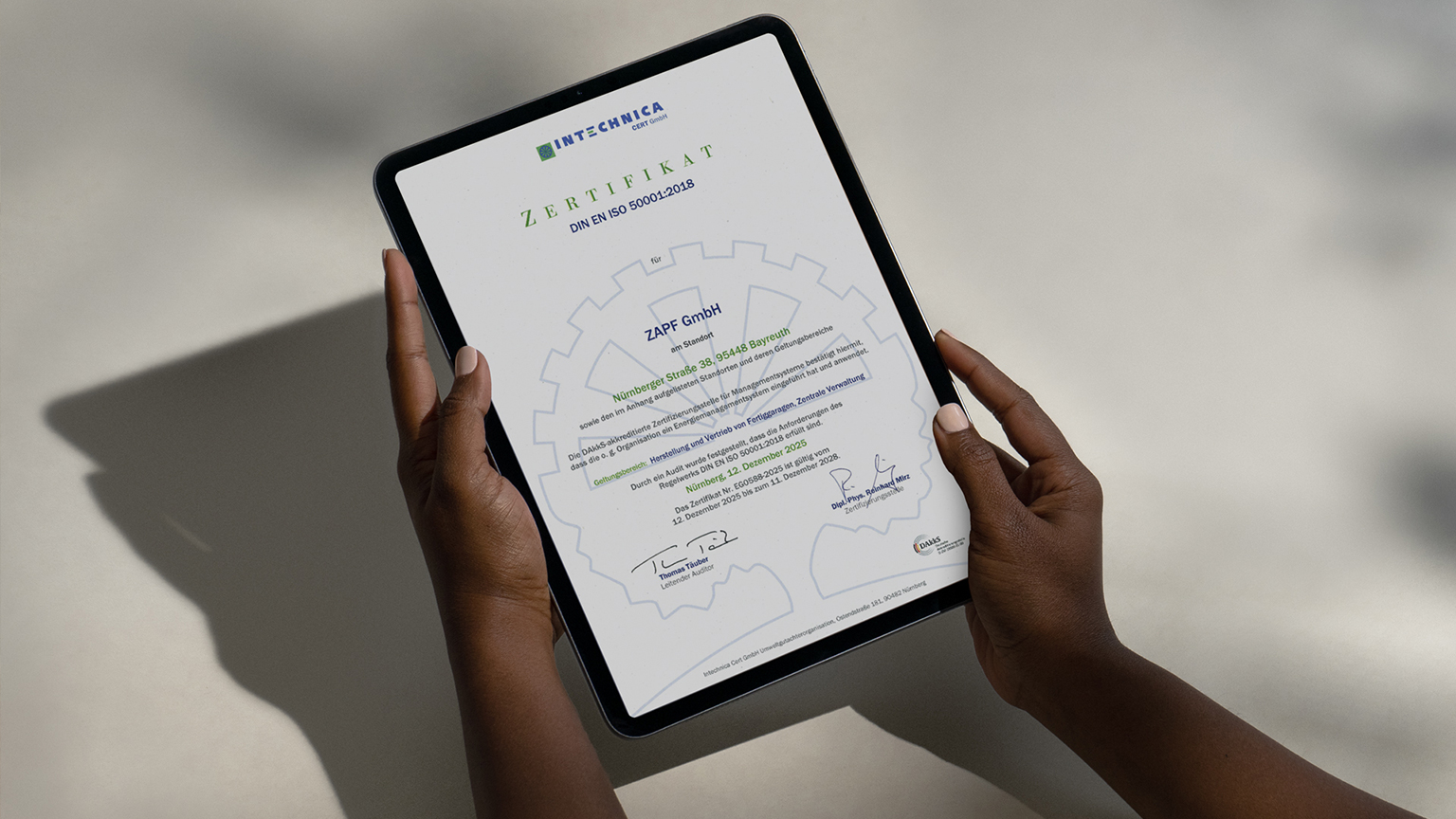 energie-management-zertifikat-iso50001-tablet-zapf Digitales ISO 50001 Zertifikat auf Tablet für zertifiziertes Energiemanagement