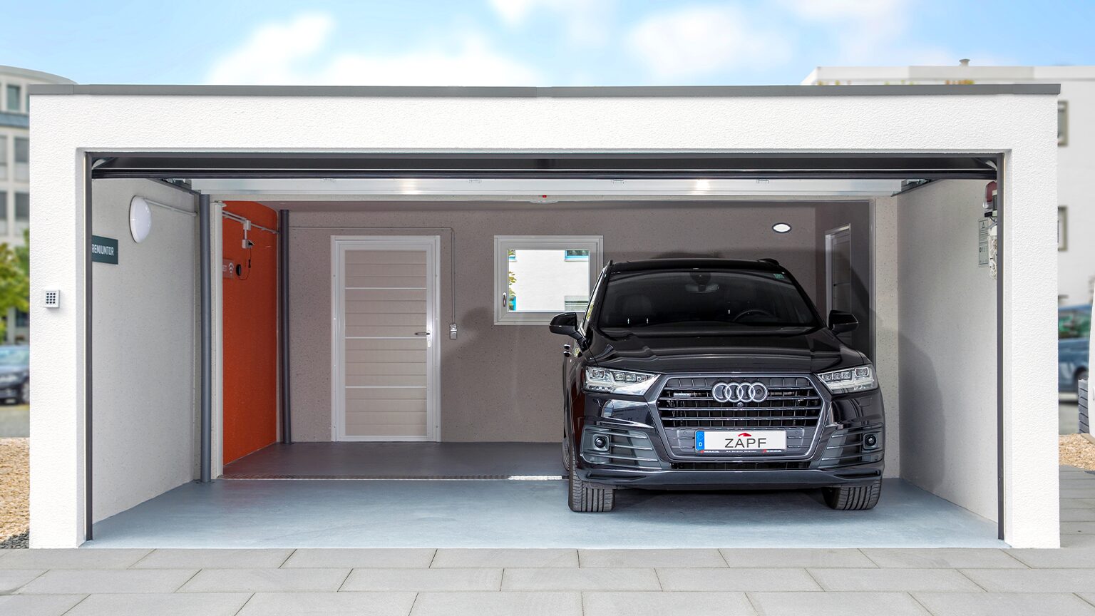 Moderne Garage mit geöffnetem Sektionaltor und schwarzem SUV Moderne Garage mit geöffnetem Sektionaltor und schwarzem SUV