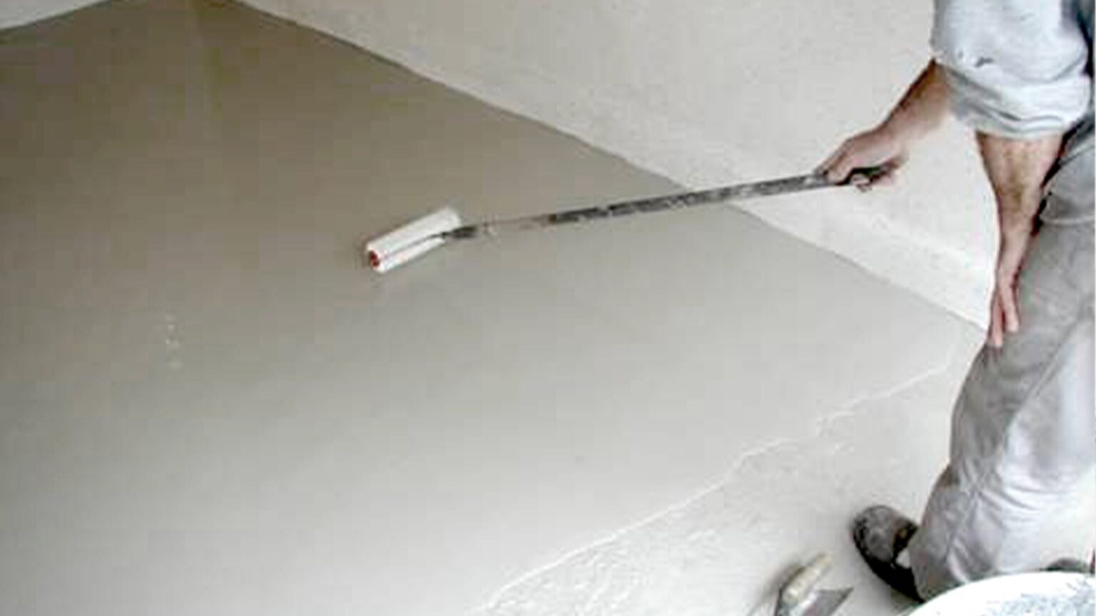 Bodenbeschichtung in einer Betonfertiggarage Bodenbeschichtung in einer Betonfertiggarage
