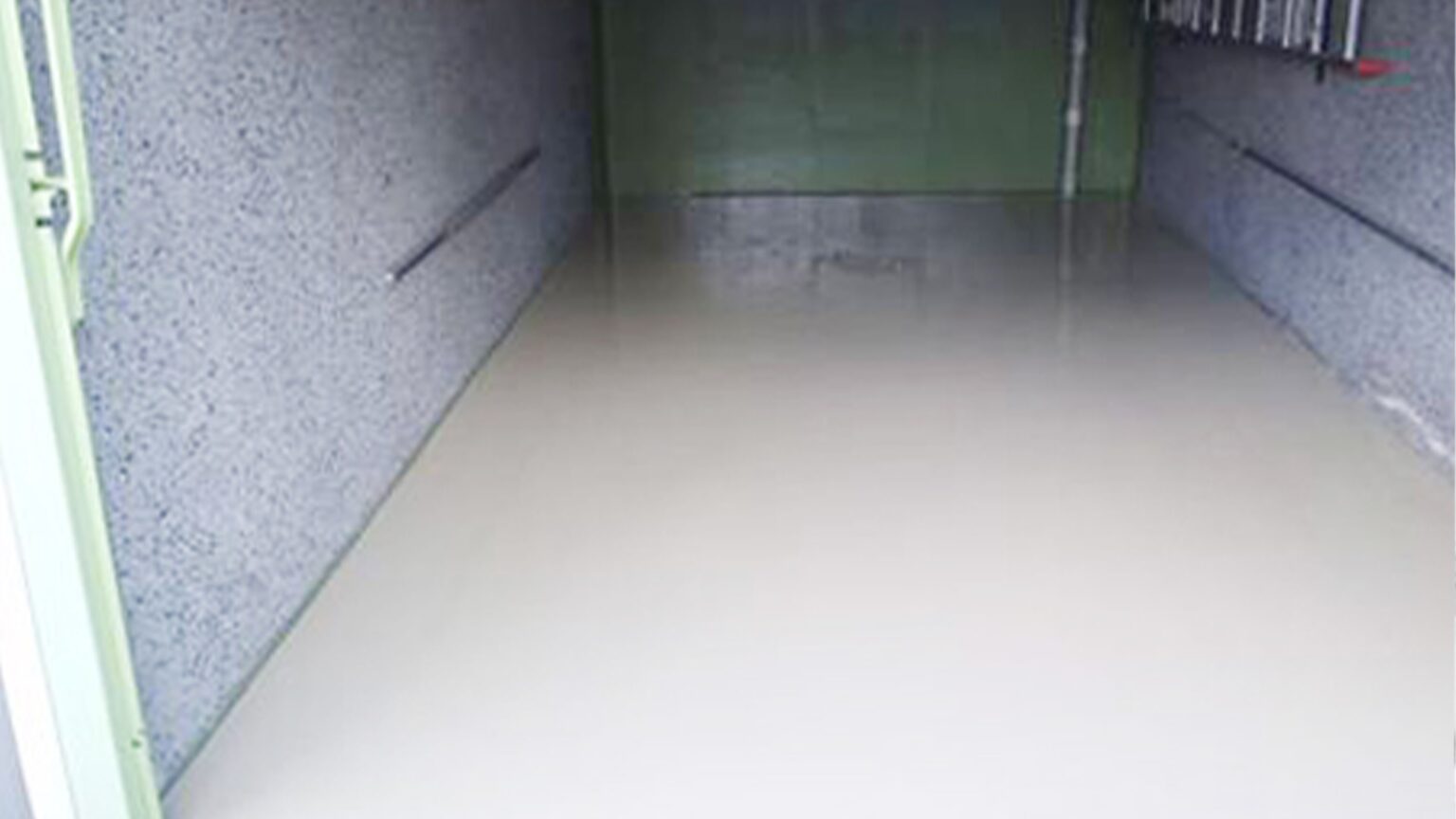 Coated garage floor Coated garage floor in a precast concrete garage